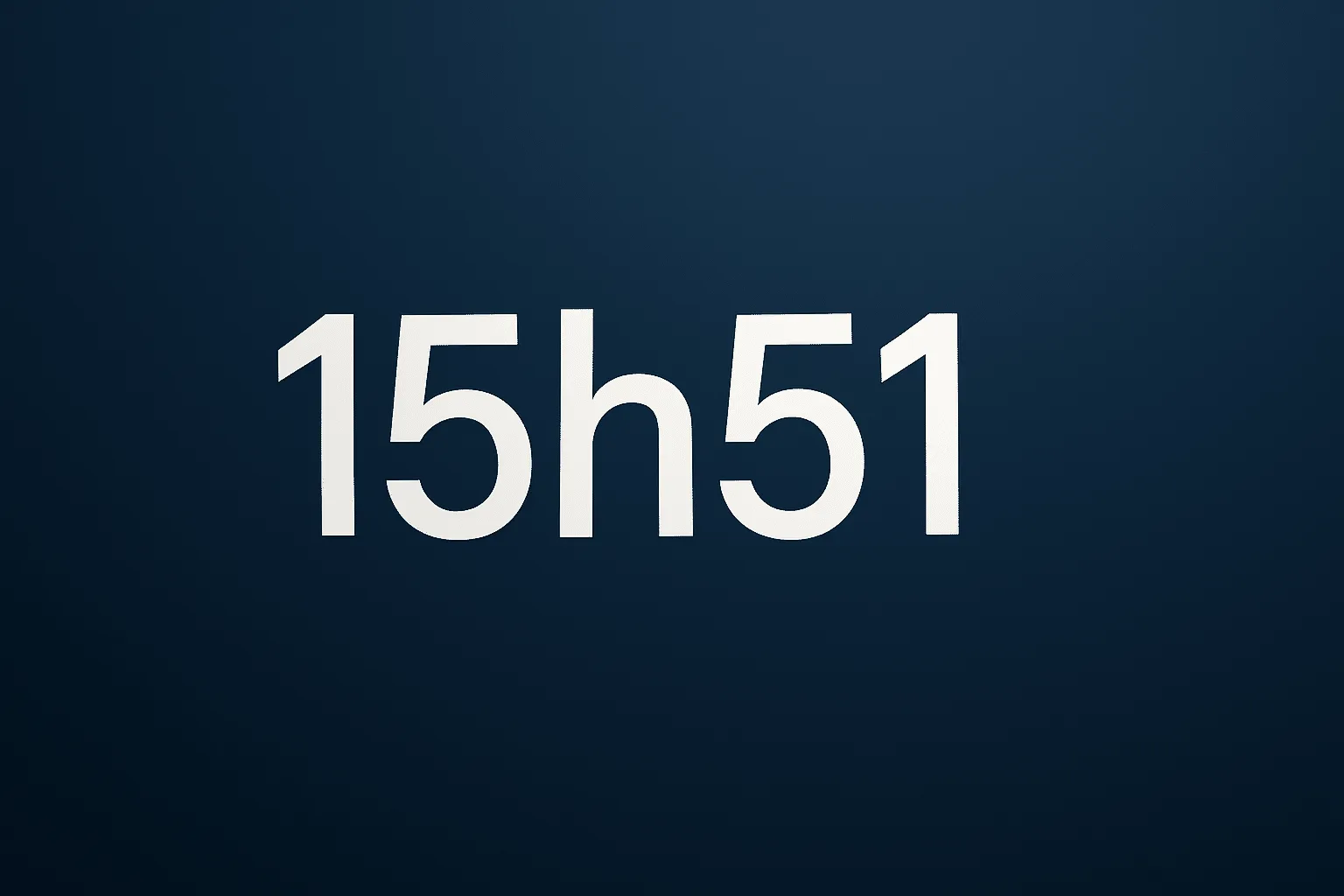Texte blanc “15h51” centré sur un fond bleu nuit dégradé, style minimaliste, illustrant l’heure miroir inversée 15h51.